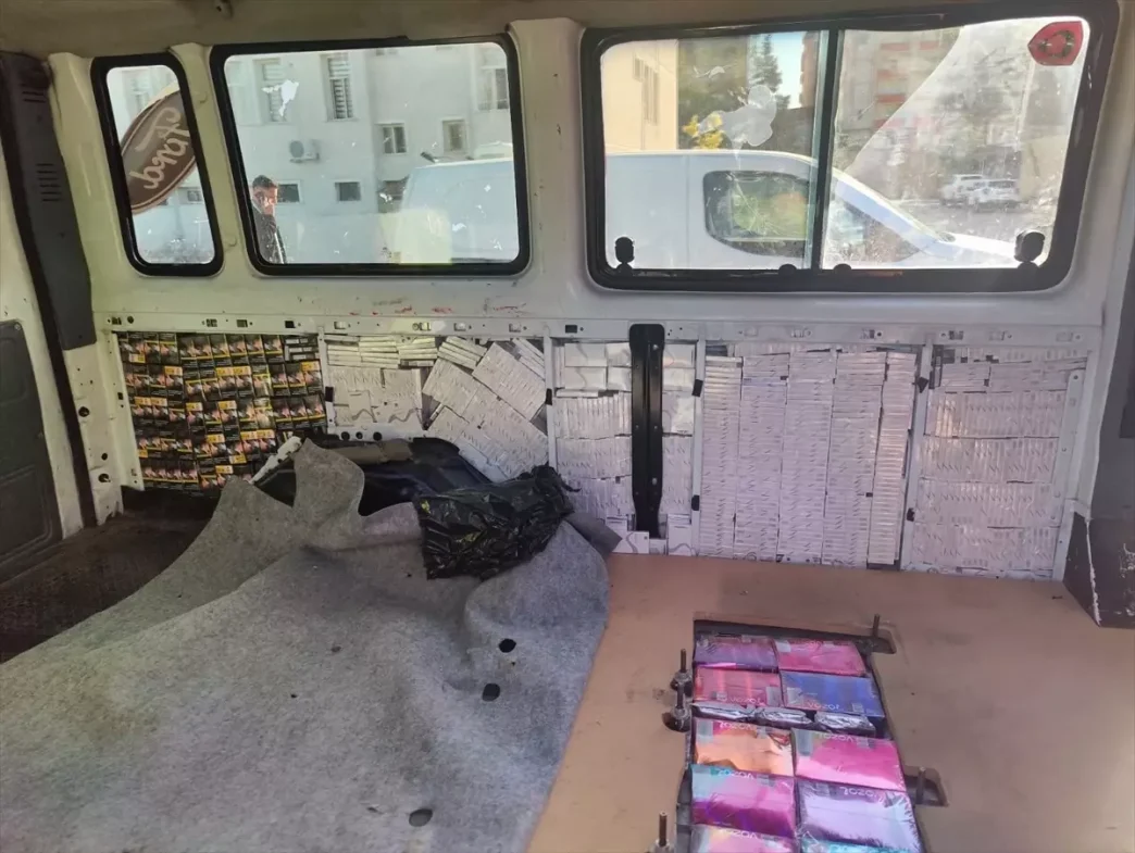 Midyatta Yolcu Minibusunde 16 Bin Paket Kacak Sigara Ele Gecirildi