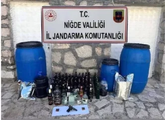 Nigdede Kacak Alkol Operasyonu 550 Litre Sarap ve Ruhsatsiz Tabanca