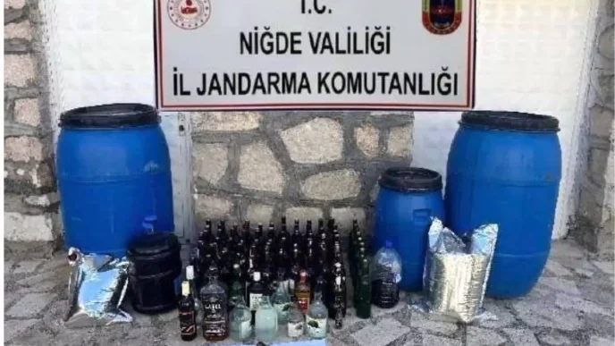 Nigdede Kacak Alkol Operasyonu 550 Litre Sarap ve Ruhsatsiz Tabanca