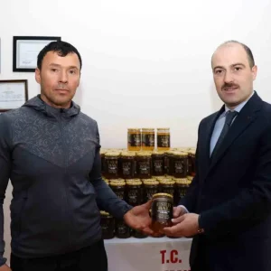 Organik Bal Ureticisinden Ihtiyac Sahiplerine Bagis