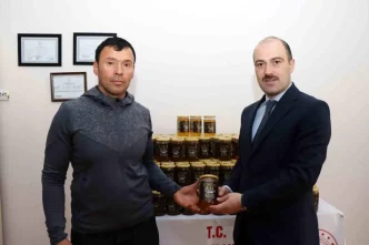 Organik Bal Ureticisinden Ihtiyac Sahiplerine Bagis