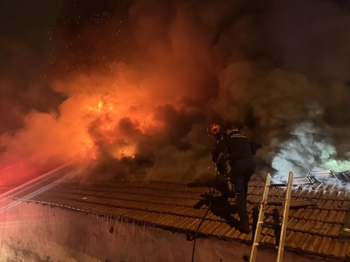 Osmangazide Otomotiv Yedek Parca Isletmesinde Yangin Cikti
