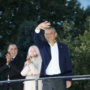 Ozgur Ozel Mesruiyet okyanus otesinden Amerikadan alinmaz milletten alinir