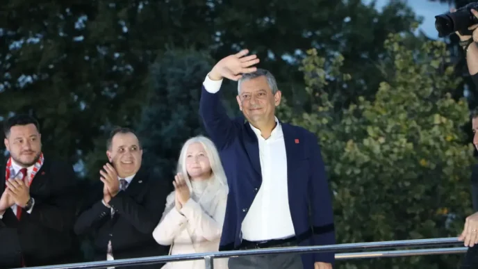 Ozgur Ozel Mesruiyet okyanus otesinden Amerikadan alinmaz milletten alinir