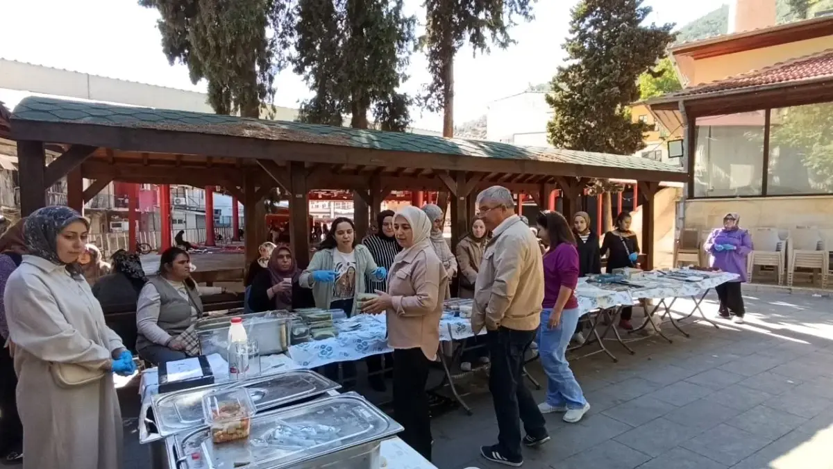 Saimbeylideki Kadinlar Gazzeye Destek Icin Yiyecek ve El Isi Urunleri