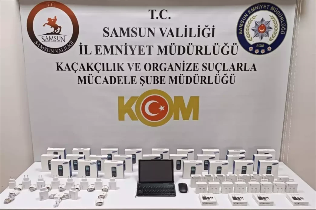 Samsunda Gumruk Kacagi 25 Cep Telefonu Ele Gecirildi