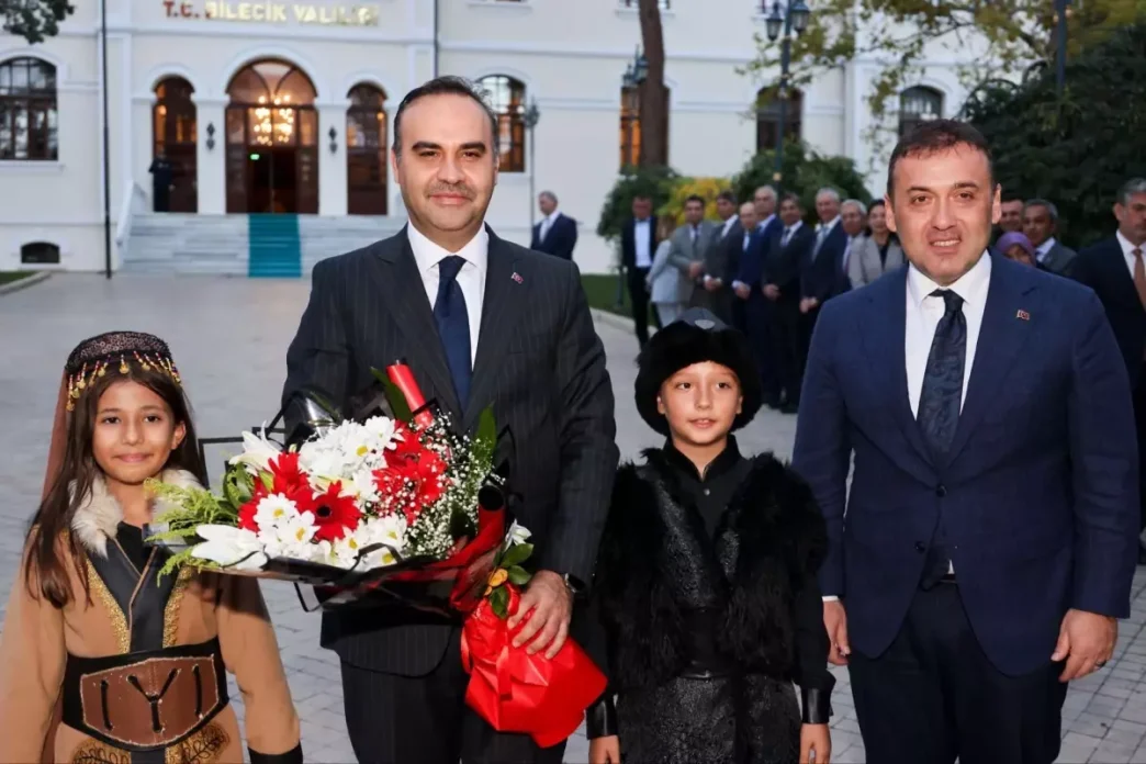 Sanayi ve Teknoloji Bakani Kacir Bilecik Valiligini Ziyaret Etti