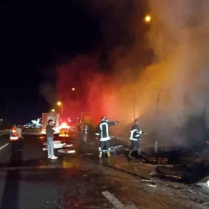 Sanliurfada Televizyon Yuklu Tir Alev Alev Yandi