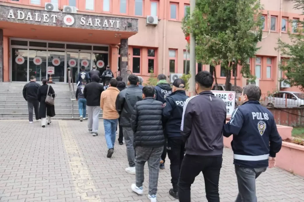 Siber Dolandiricilik Operasyonunda 14 Tutuklama