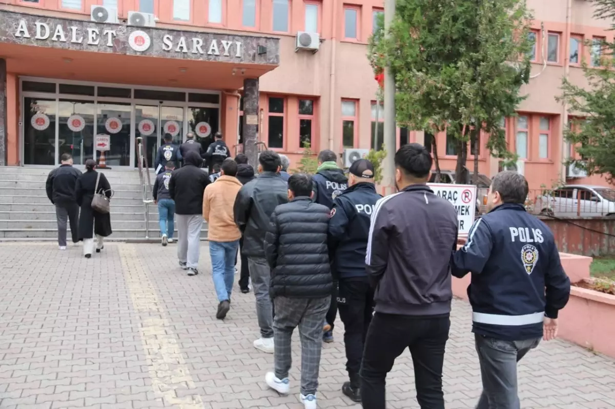 Siber Dolandiricilik Operasyonunda 14 Tutuklama