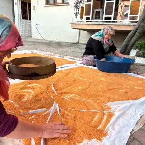 Sindirgida Kadinlar Kis Icin Geleneksel Tarhana Hazirliyor