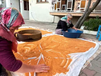 Sindirgida Kadinlar Kis Icin Geleneksel Tarhana Hazirliyor