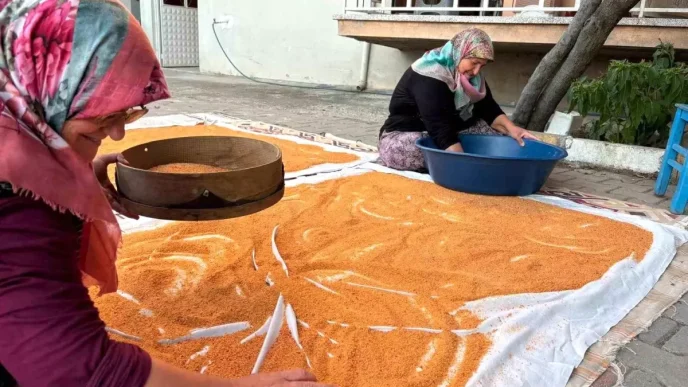 Sindirgida Kadinlar Kis Icin Geleneksel Tarhana Hazirliyor