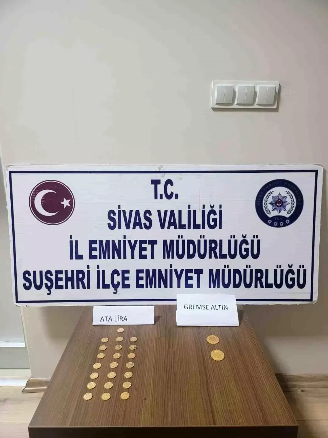 Sivas'ta Kuyumcuya Sahte Altın Satmaya Çalışan 3 Kişi Yakalandı 2 Sivasta Kuyumcuya Sahte Altin Satmaya Calisan 3 Kisi Yakalandi