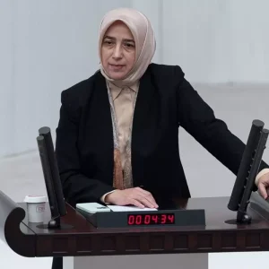 Sozleri tepki ceken Ozlem Zengin kursuye cikip duzeltme yapti
