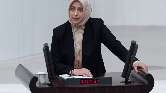 Sozleri tepki ceken Ozlem Zengin kursuye cikip duzeltme yapti