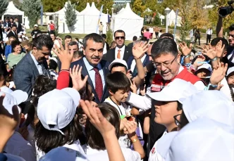 Tarim ve Orman Bakani Yumakli Cocuk Senligini Ziyaret Etti