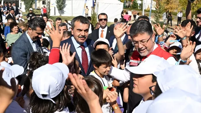 Tarim ve Orman Bakani Yumakli Cocuk Senligini Ziyaret Etti