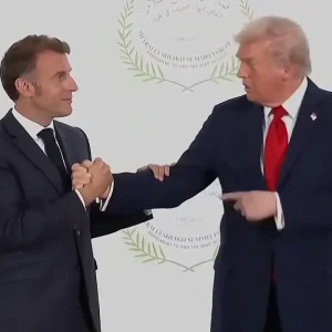 Trump ile Macron bilek guresi sirasinda ne konustu Kavgayi dudak