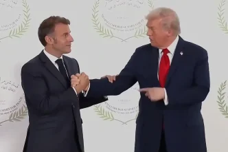 Trump ile Macron bilek guresi sirasinda ne konustu Kavgayi dudak