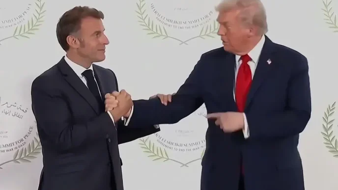 Trump ile Macron bilek guresi sirasinda ne konustu Kavgayi dudak