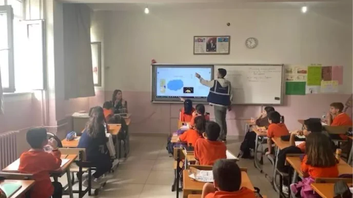 Tuncelide Ogrencilere Kooperatifcilik Egitimi Verildi