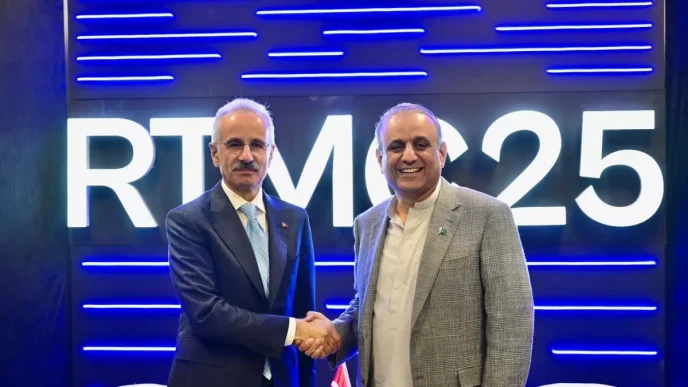 Ulastirma ve Altyapi Bakani Uraloglu Pakistan ile Ulastirma Is Birligini