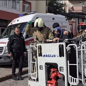 Umraniyede 3 Katli Binada Yangin 4 Kisi Kurtarildi