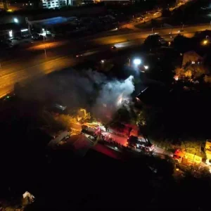 Umraniyede Gece Saatlerinde Cikan Yangin Panige Yol Acti