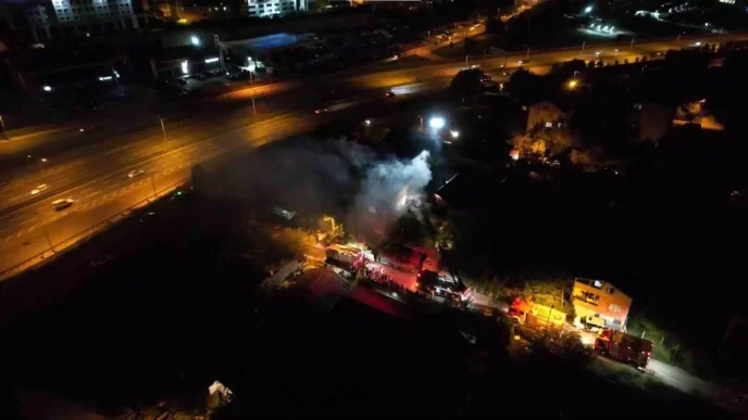 Umraniyede Gece Saatlerinde Cikan Yangin Panige Yol Acti