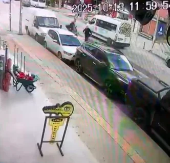 Umraniyede Motosiklet Yayaya Carpti Iki Kisi Yaralandi