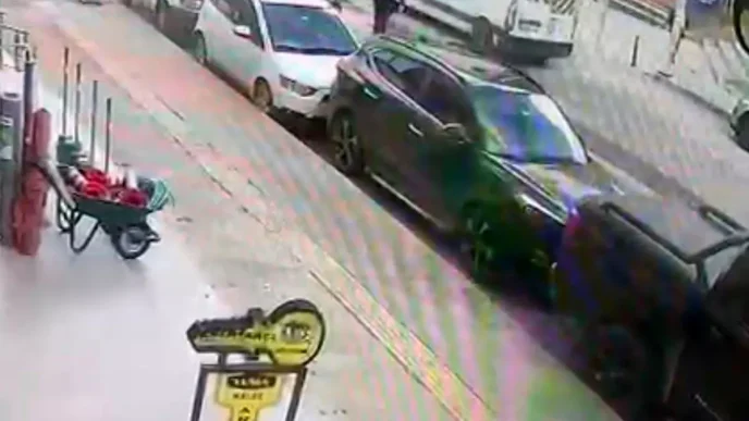 Umraniyede Motosiklet Yayaya Carpti Iki Kisi Yaralandi