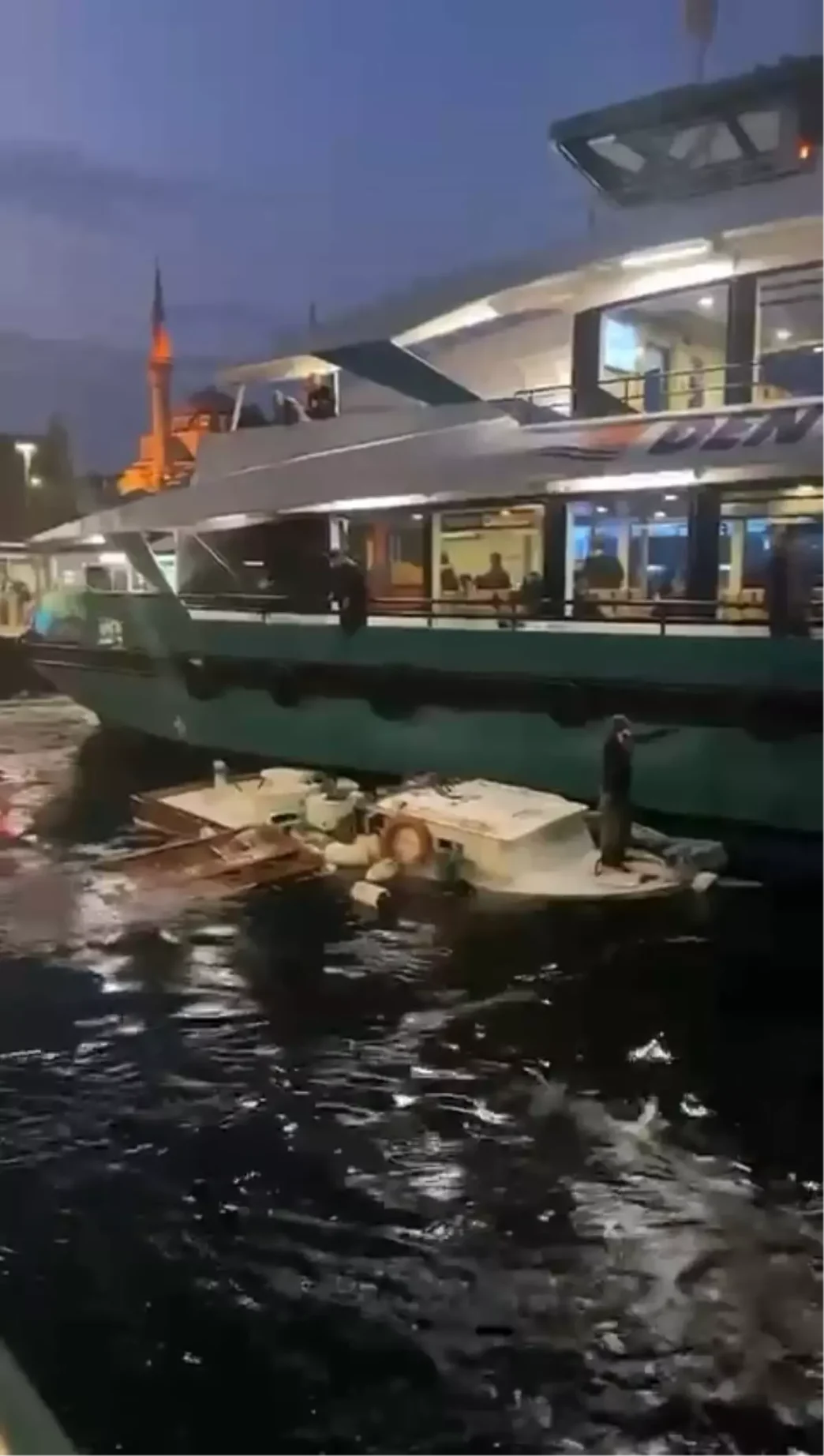 Uskudarda yolcu motoru balikci teknesine carpti
