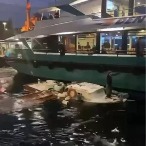 Uskudarda yolcu motoru balikci teknesine carpti