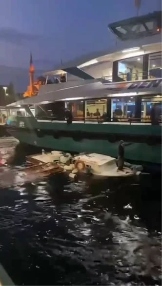 Uskudarda yolcu motoru balikci teknesine carpti