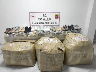 VANda Durdurulan Aracta 2 Milyon Liralik Kacak Esya Ele Gecirildi
