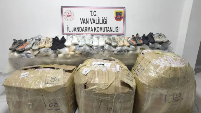 VANda Durdurulan Aracta 2 Milyon Liralik Kacak Esya Ele Gecirildi