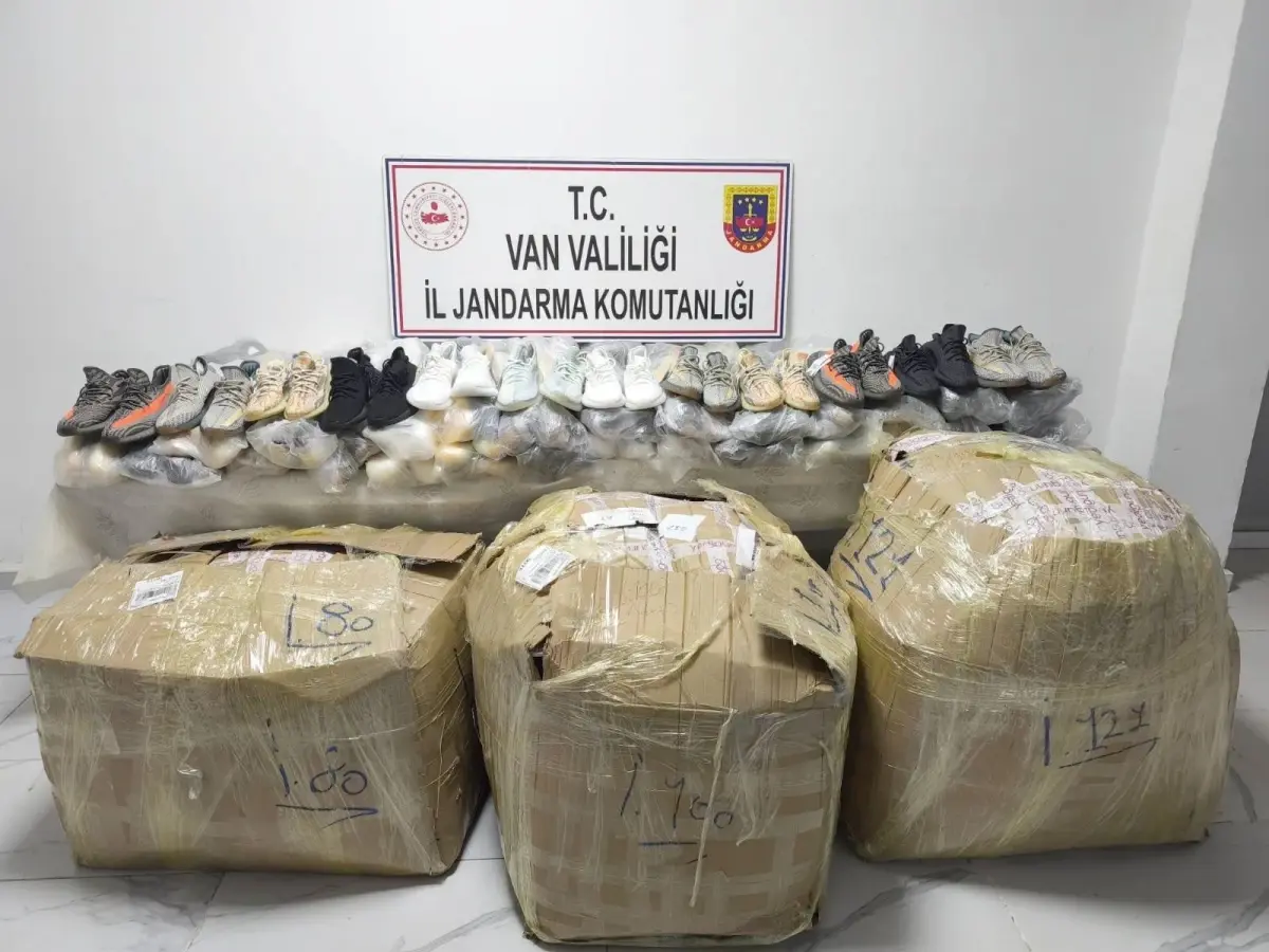 VANda Durdurulan Aracta 2 Milyon Liralik Kacak Esya Ele Gecirildi