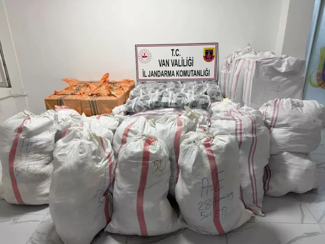 VANda Jandarma Kacak Esya Operasyonu 16 Milyon Lira Degerinde Malzeme