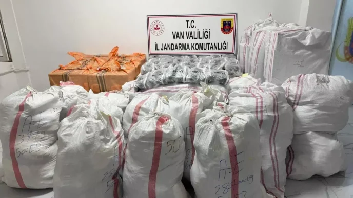 VANda Jandarma Kacak Esya Operasyonu 16 Milyon Lira Degerinde Malzeme