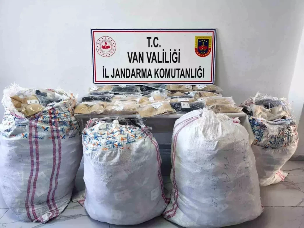 Vanda Jandarma Kacakcilik Operasyonu 1 Milyon TLlik Esya Ele Gecirildi