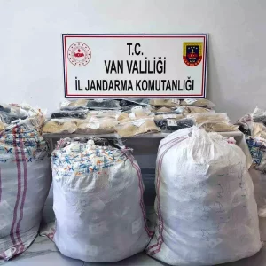 Vanda Jandarma Kacakcilik Operasyonu 1 Milyon TLlik Esya Ele Gecirildi