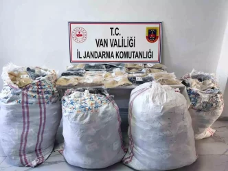 Vanda Jandarma Kacakcilik Operasyonu 1 Milyon TLlik Esya Ele Gecirildi