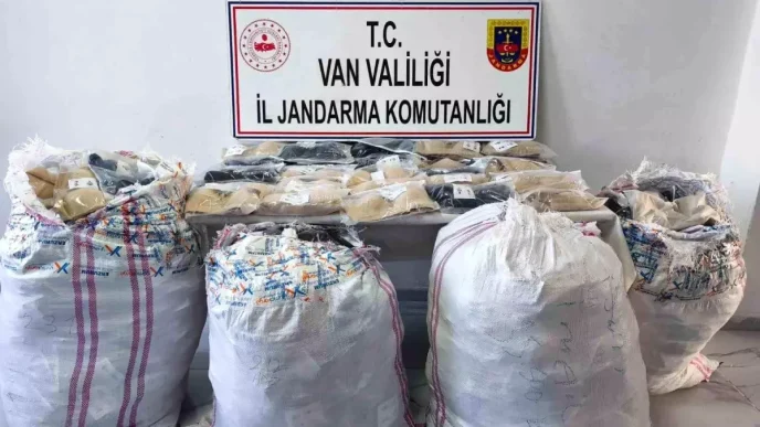 Vanda Jandarma Kacakcilik Operasyonu 1 Milyon TLlik Esya Ele Gecirildi