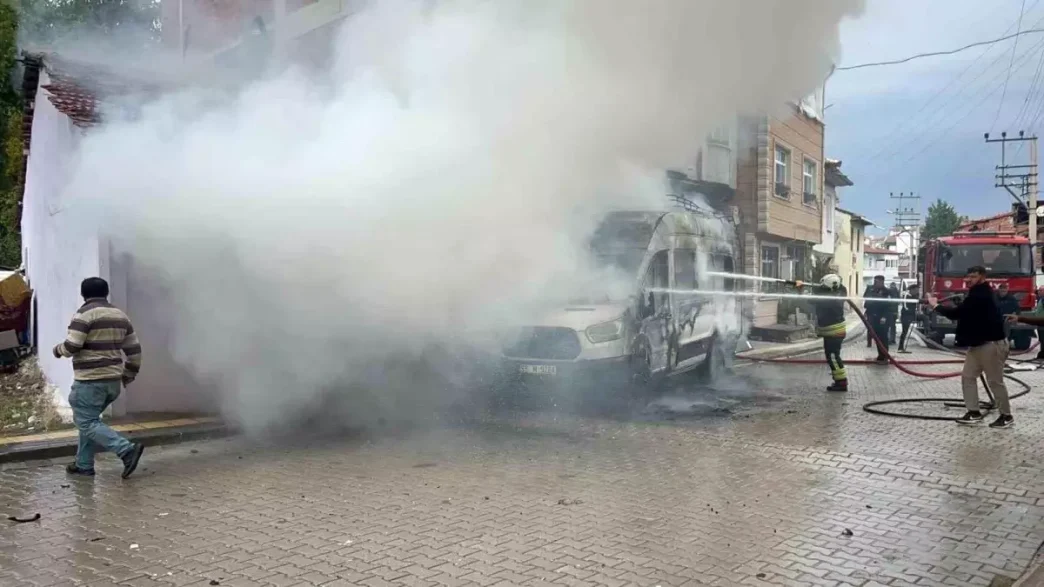 Vezirköprü'de Park Halindeki Minibüs Yangın Çıkardı 2 Vezirkoprude Park Halindeki Minibus Yangin Cikardi