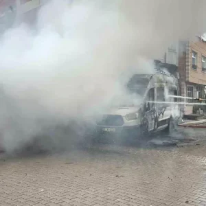 Vezirkoprude Park Halindeki Minibus Yangin Cikardi