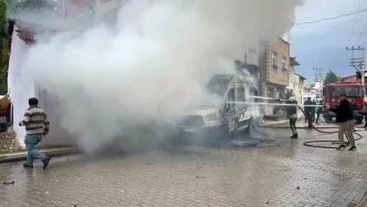 Vezirköprü'de Park Halindeki Minibüs Yangın Çıkardı 5 Vezirkoprude Park Halindeki Minibus Yangin Cikardi