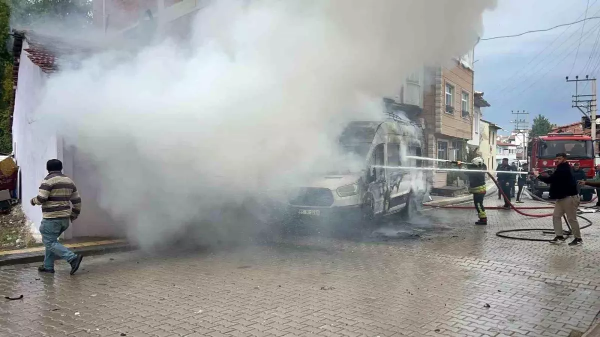 Vezirköprü'de Park Halindeki Minibüs Yangın Çıkardı 3 Vezirkoprude Park Halindeki Minibus Yangin Cikardi