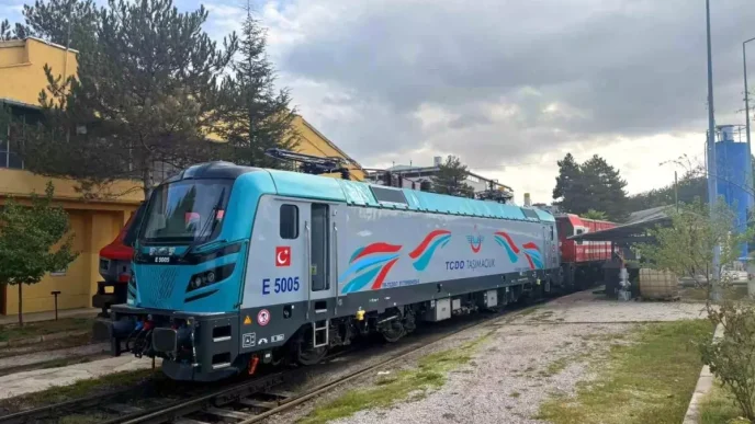 Yerli Elektrikli Lokomotif Tavsanli Hattinda Hizmete Girdi