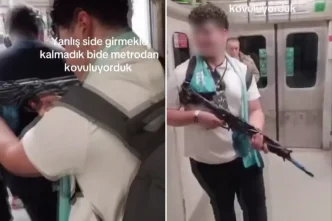 metroda yolculara oyuncak tufek dogrultan genc 19174576 9666 amp